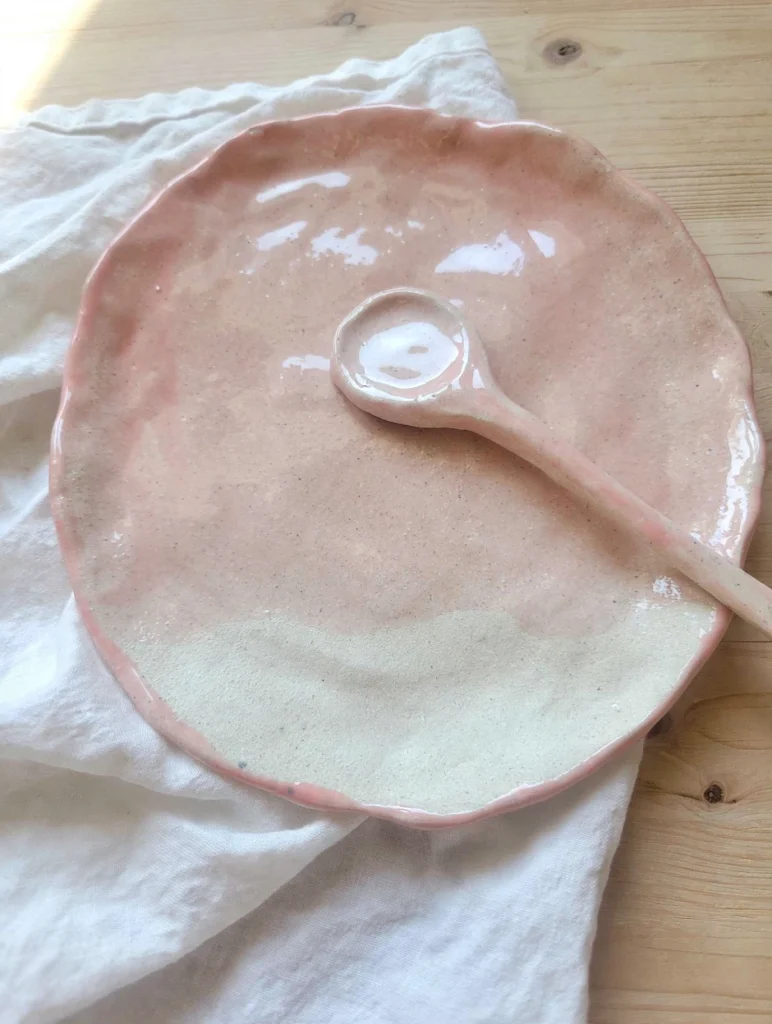ASSIETTE ROSE- ATELIER POTERIE CERAMIQUE - MIRAMAS - LA CABANE DE CELINE