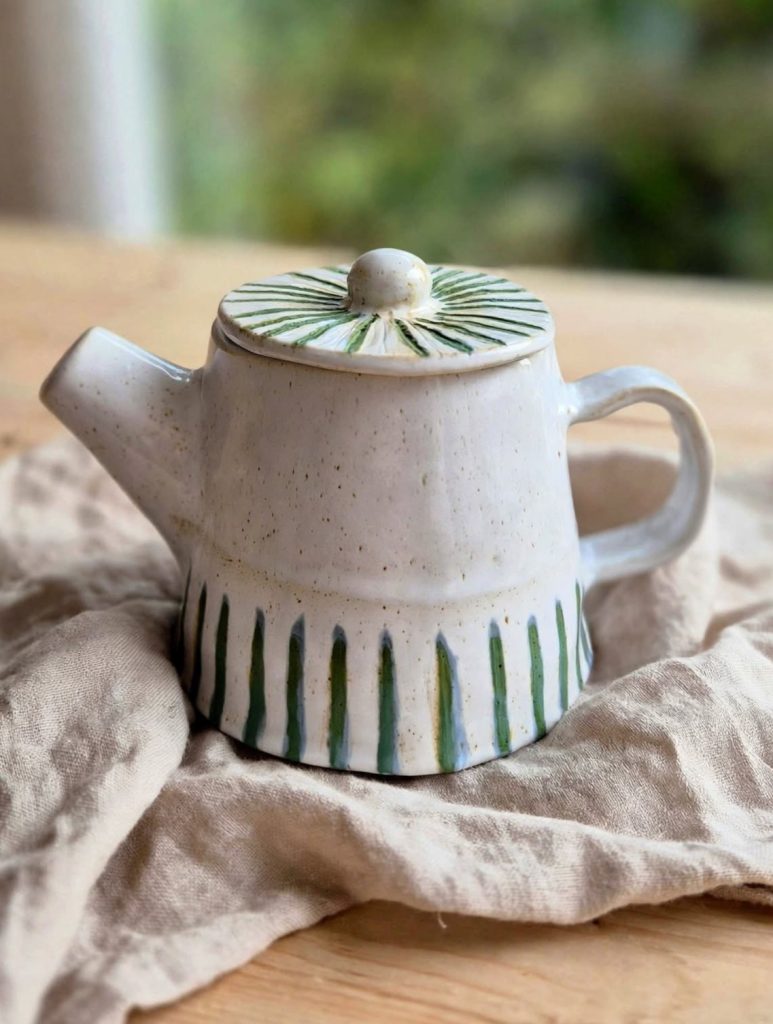 THEIERE ENGOBE VERTE- ATELIER POTERIE CERAMIQUE - MIRAMAS - LA CABANE DE CELINE